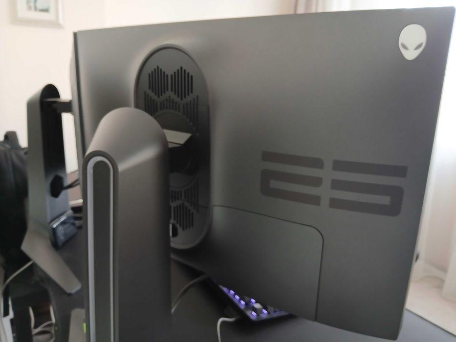 Гейминг монитор Dell Alienware AW2521HFA – 24.5″ IPS, 240 Hz, 1 ms, G-Sync / FreeSync