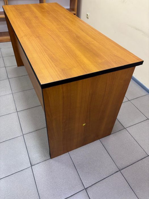 Стол офисный.