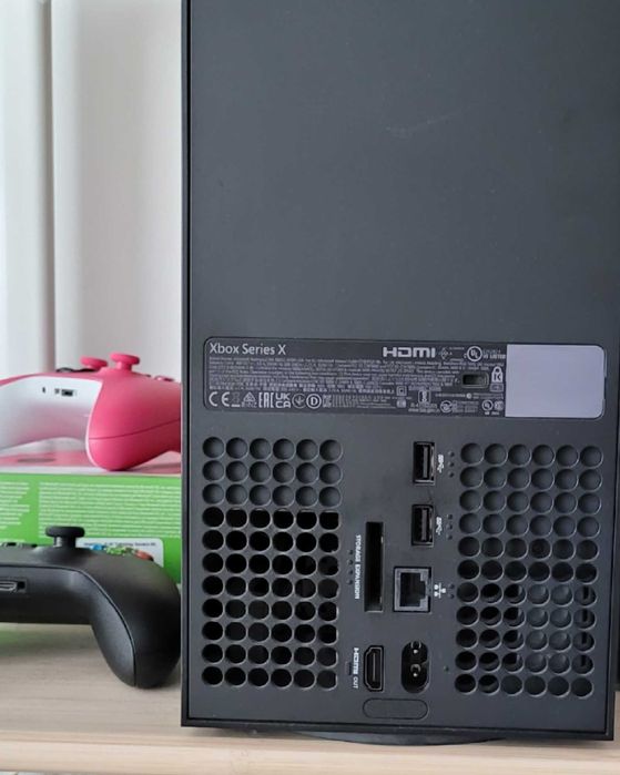 Xbox Series X 1TB + 2 controller + Call of Duty - impecabil