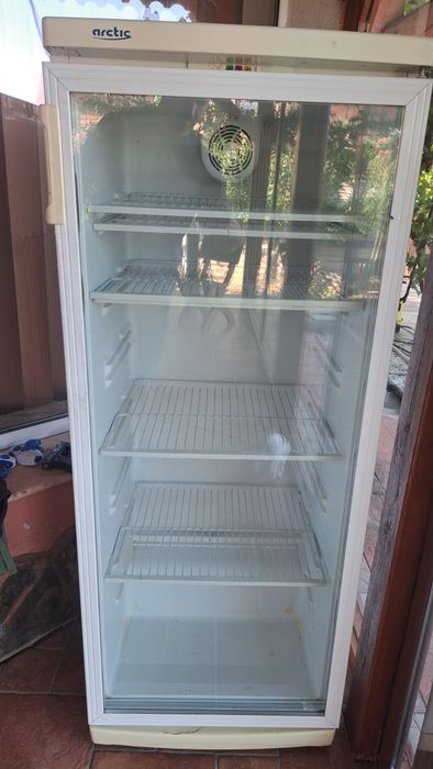 Frigider cu usa de sticla