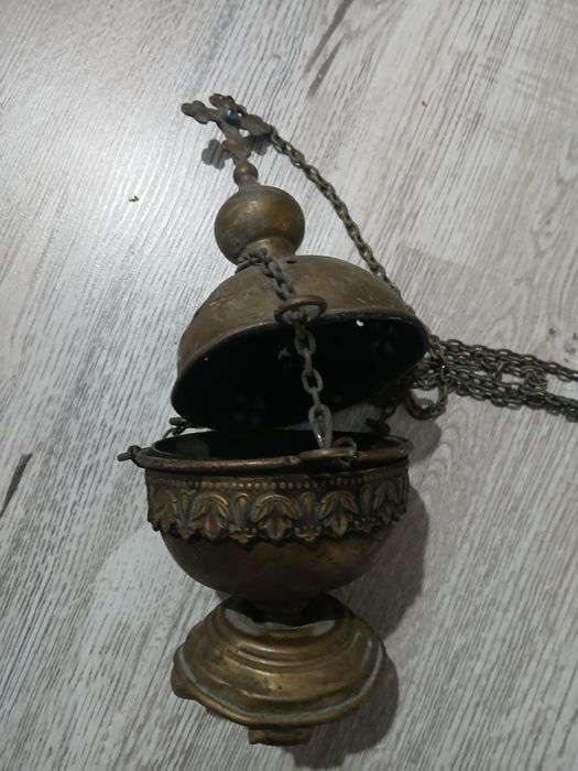 Cadelnita  din anul 1850  foarte bine ingrijita