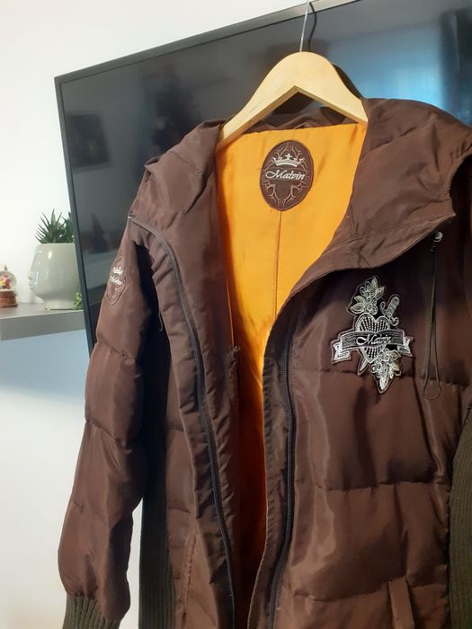 Vand geaca groasa de iarna.