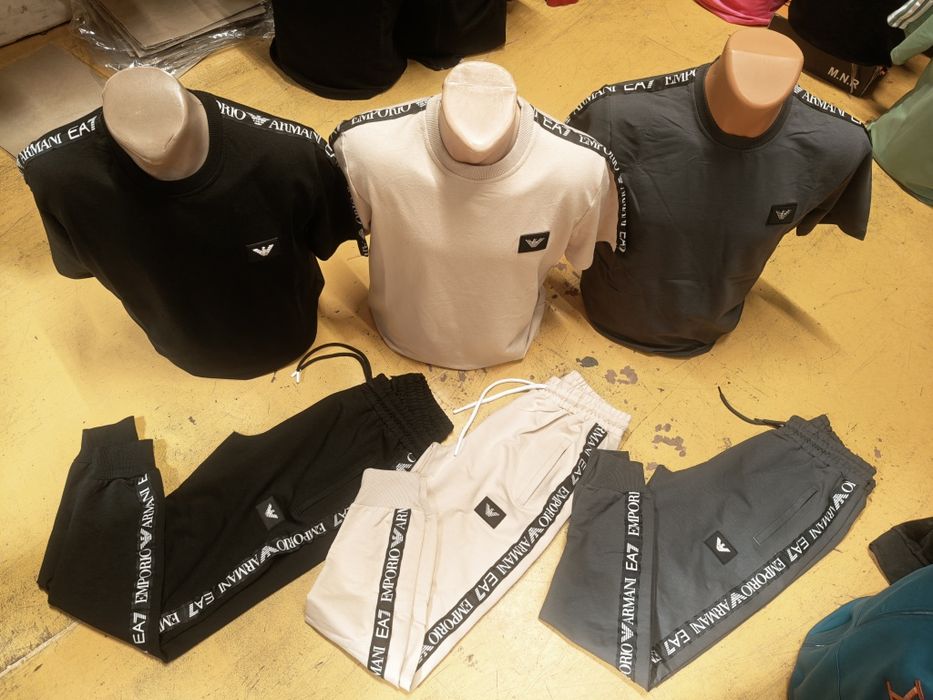 Compleu barbat .Vând doar en-gros. Un set, o singură culoare. Preț mic. Logo cusut