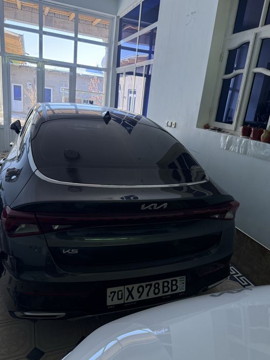 Kia K5 2024 mokriy asfalt, 3 pozitsiya