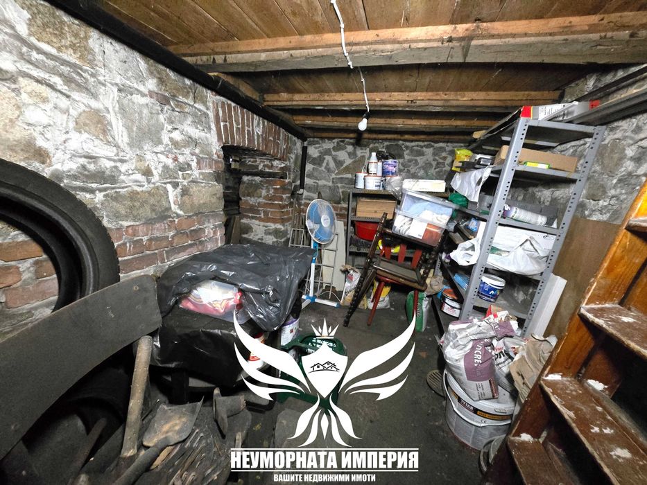 Продавам тристаен апартамент РЗП 172кв.м.на втори етаж с изба и таван в гр.Пловдив, широк център