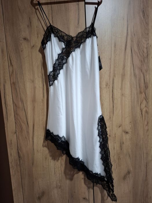 Рокля сатен с дантела