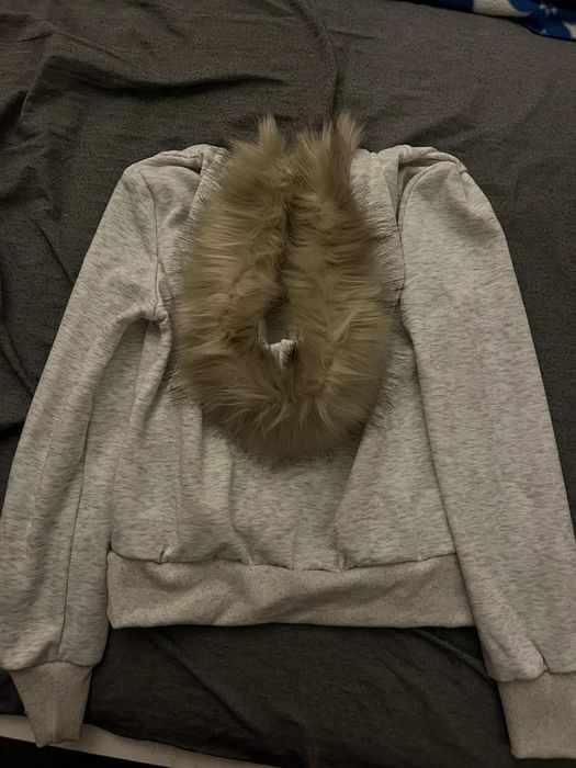 Суичър с пухена качулка