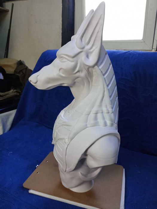 piesa de sah supradimensionata, reprezentant zeu egiptean Anubis. este element de decor, 71cm pla, pictat manual