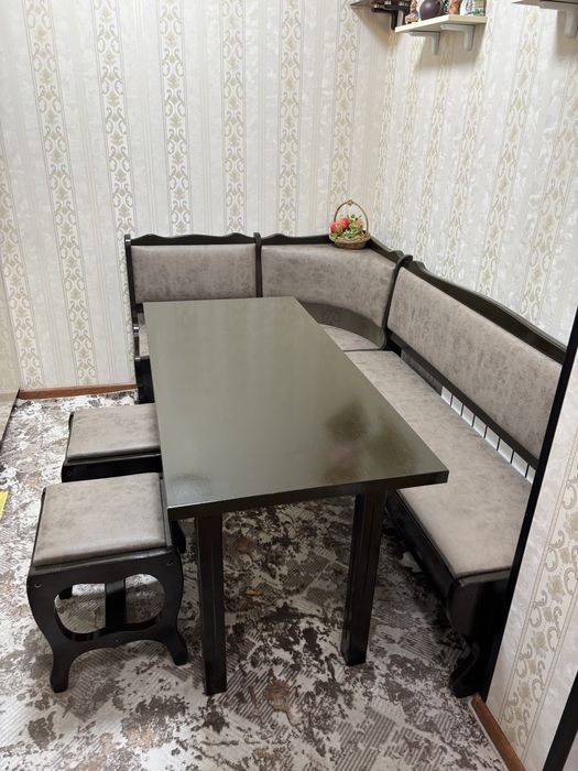 Продается б/у кухонный уголок со столом и стульями