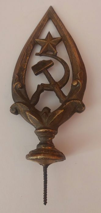 Стар връх на знаме 
и чук


звезда сърп