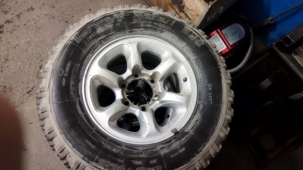 Продам зимние шины с дисками 235/75R15