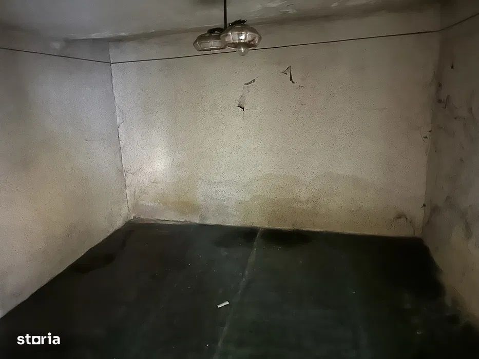 Central - Vanzare casa, curte comuna