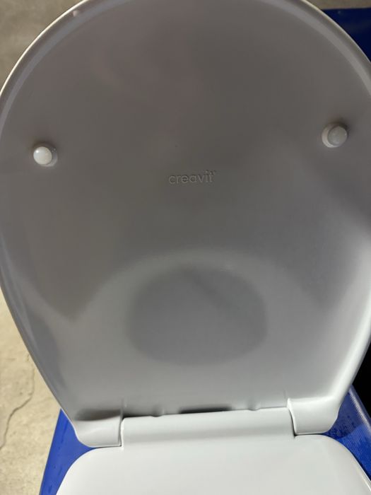 Бачек для унитаза креавит ,с внутренним механизмом и унитазной крышклй
