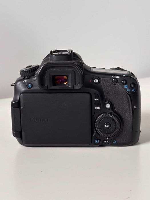 Canon 60D + obiectiv 18-55