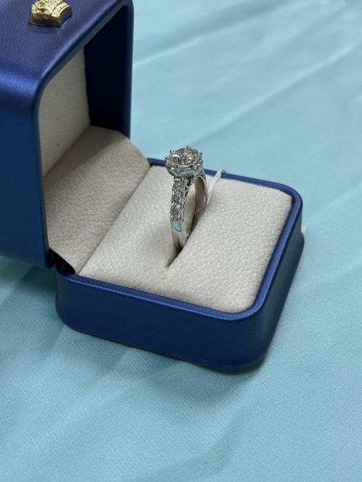 Золотое кольцо с крупным бриллиантом