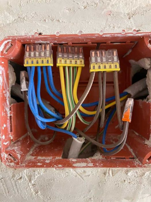 Electrician Interventii Rapide Non-Stop Sonerii Interfoane Alarme Camere Prize intrerupatoare Tablou Electric