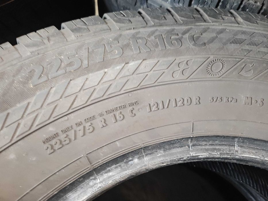 2бр.всесезонни гуми 225/75/16C Continental