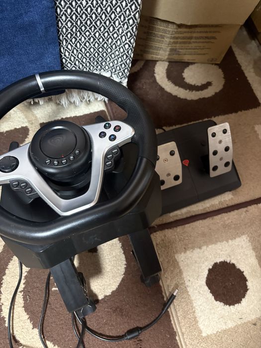 Vând volan de gaming cu pedale, în stare foarte bună.