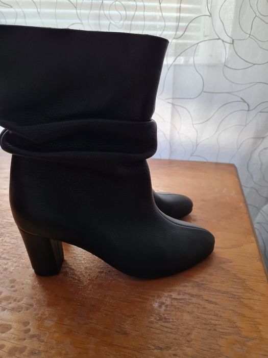 Vând cizme din piele moale făcute la comanda mărimea 37 noi nouțe