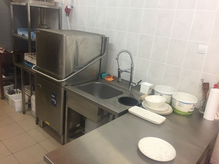Продавам професионални кухненски уреди- хладилна маса за пица, грил