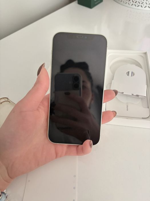Айфон 12  64GB  без следи от употреба