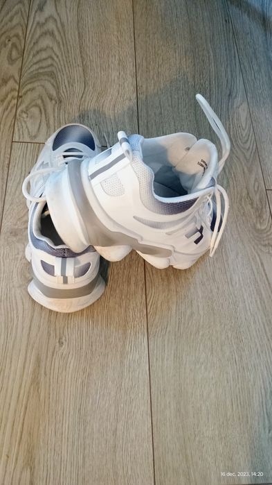 Adidași de vanzare