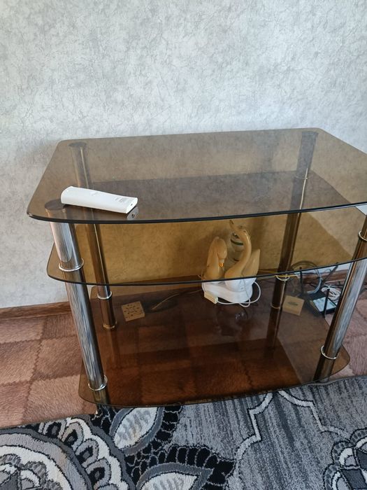 стеклянный столик