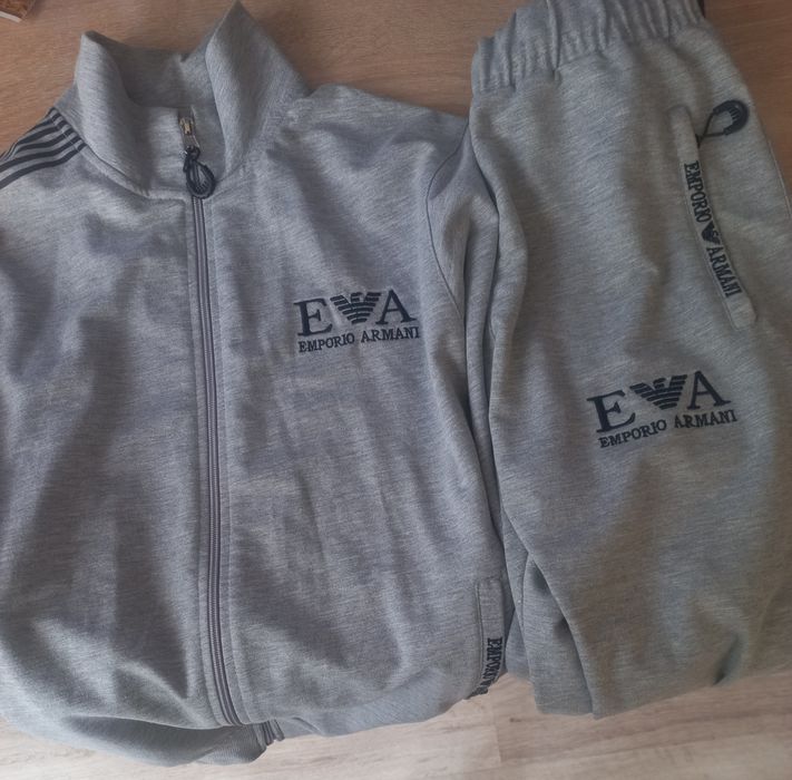 Vând trening barbati mărime s