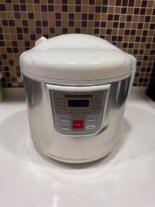 Мултиварка Redmond.