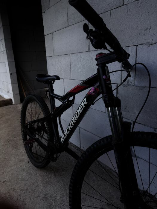 vand bicicleta rockrider st 530 mai multe detalii in pv( bicicleta v a veni cu pedale noi nu cele din poza) pret negociabil
