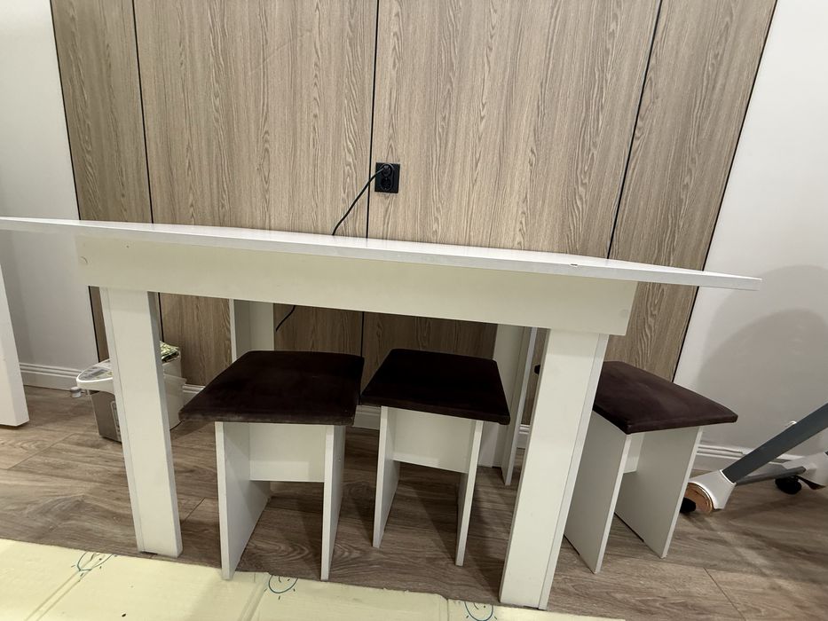 Белый кухонный стол и 4 стула.