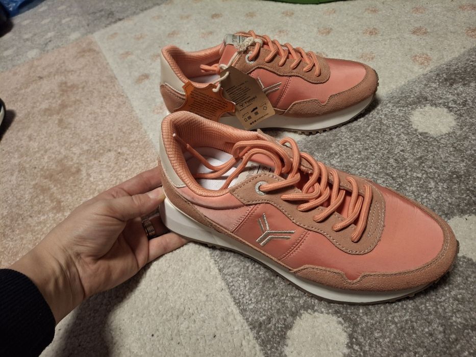 Adidasi noi cu eticheta marimea 36