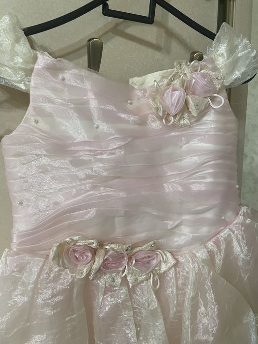 Продам нарядное платье для девочки