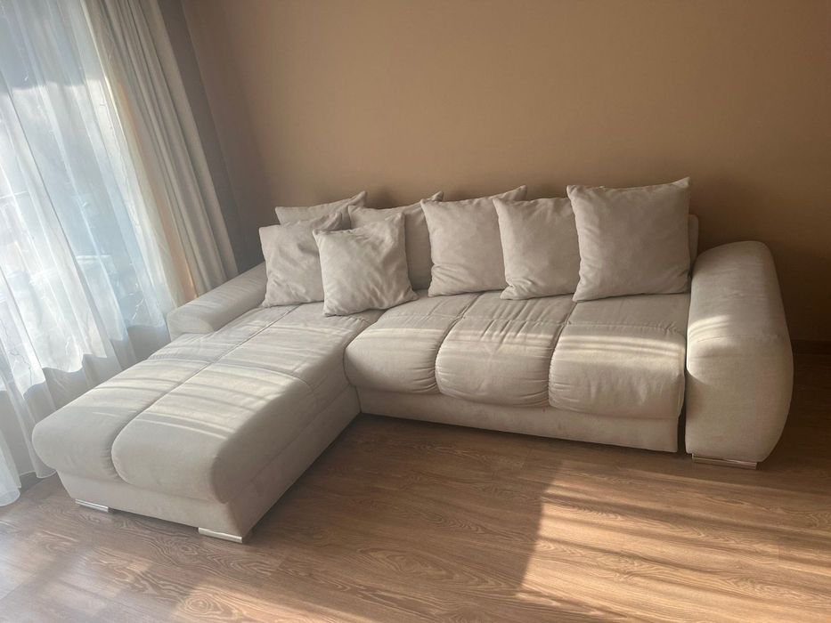 Диван бежов с 8 възгавници