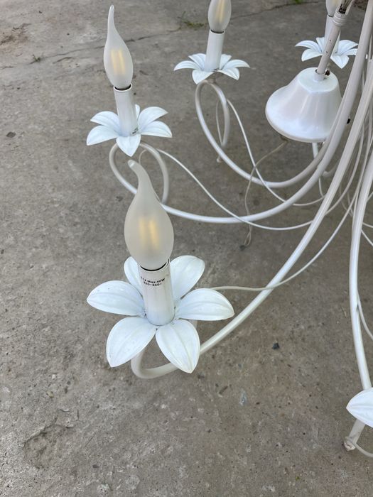 Люстра белая 8 лампочек