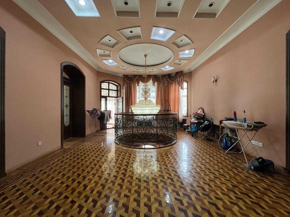 Продается просторный дом с бассейном, ориентир МВД Р.Уз.