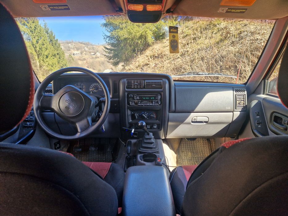Vând jeep cherokee xj 2.5
