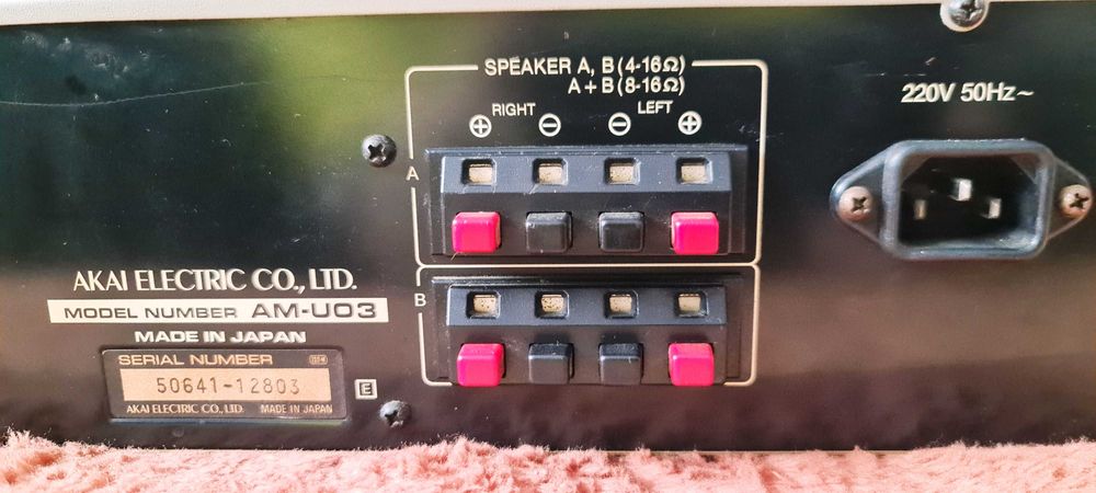 Akai AM-U03 amplificator vitange 2X40W pe 8 Ohm