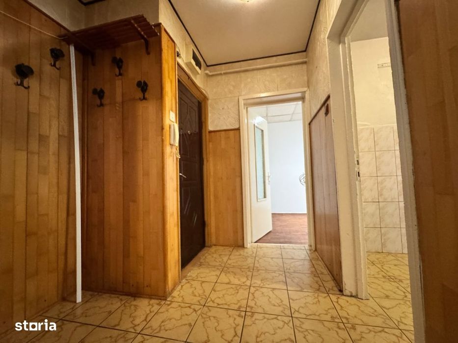 Bacău, apartament cu 3 camere, etaj 2/4, cu centrala, semicentral