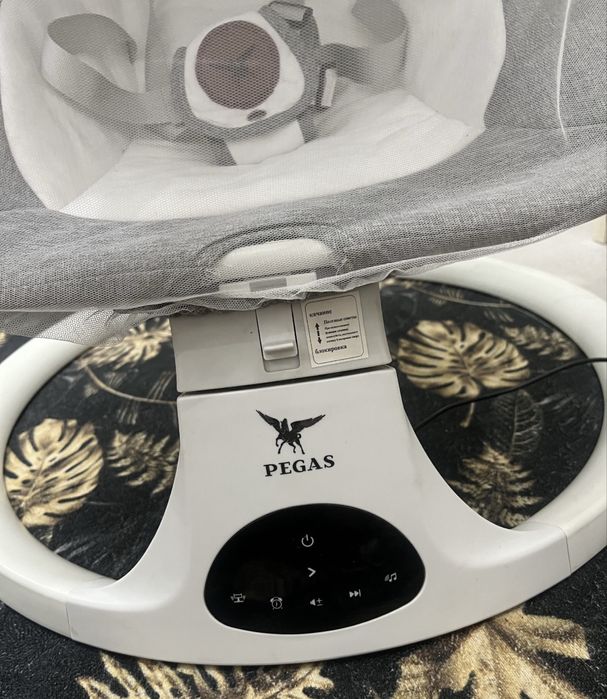 Продам детский шезлонг качелю