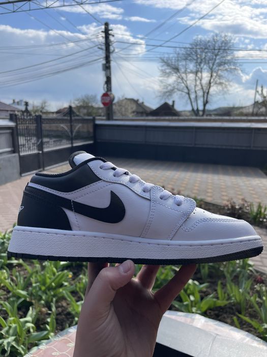Jordan 1 low black and white
