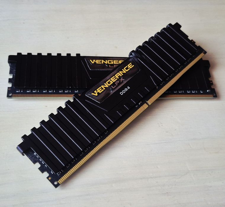16GB RAM 2400MHz DDR4 Corsair Black LPX