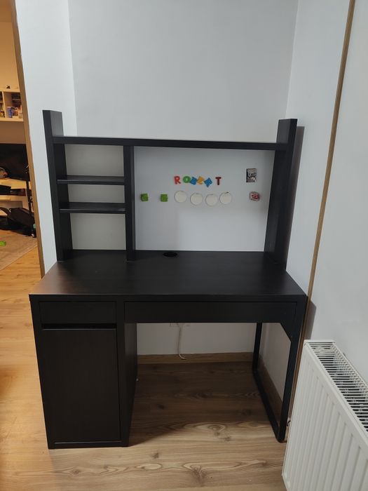Birou Ikea cu rafturi și tabla metalica pentru magneti