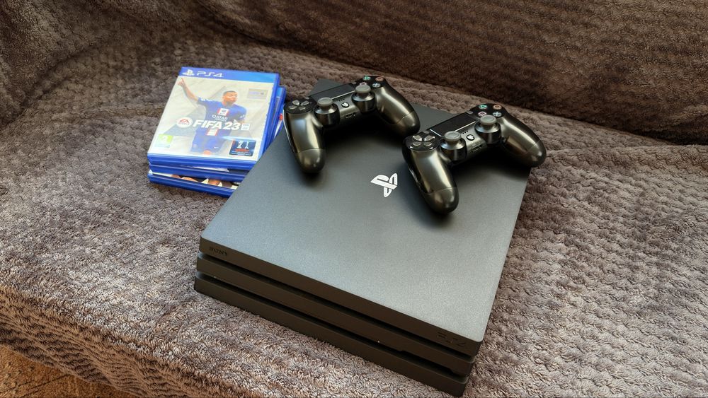Playstation 4 Pro 1TB+ 2 manete si 3 jocuri