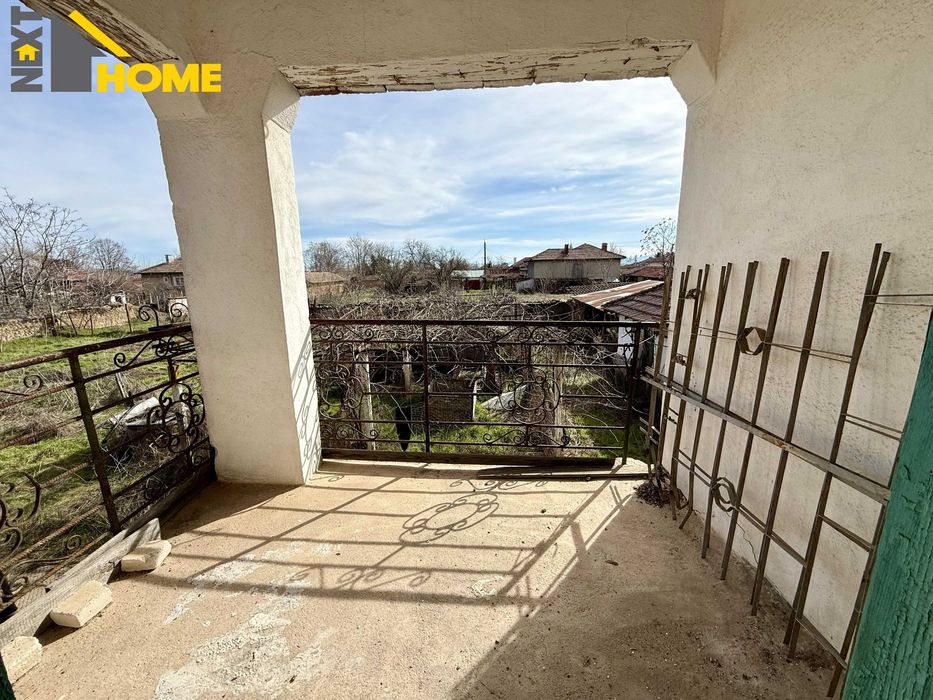 Самостоятелна двуетажна къща с дворно място и гараж