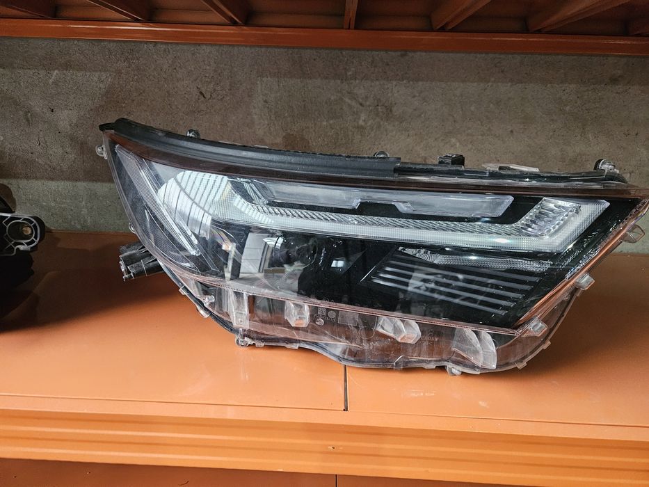Десен фар за Toyota Rav4 2024г