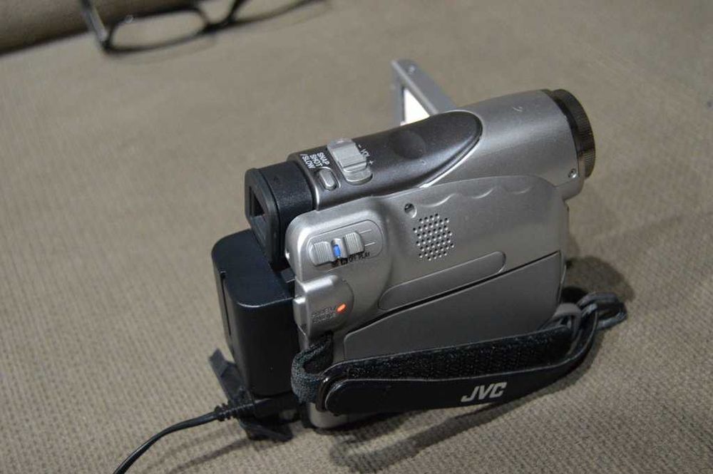Camera video miniDV JVC GR-D270E citeste anuntul