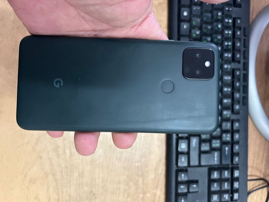 Pixel 5a 5g  със зарядно и кабел