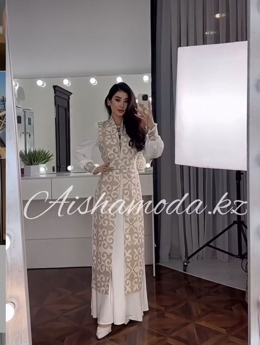 Белое платье с орнаментом