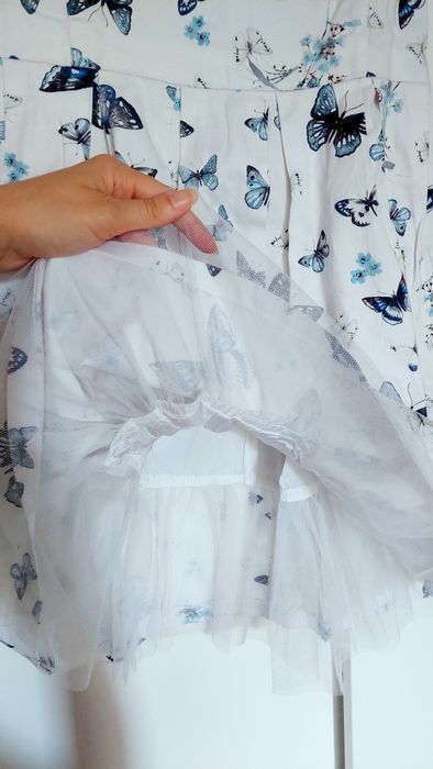 Къса бяла рокля с десен на пеперуди